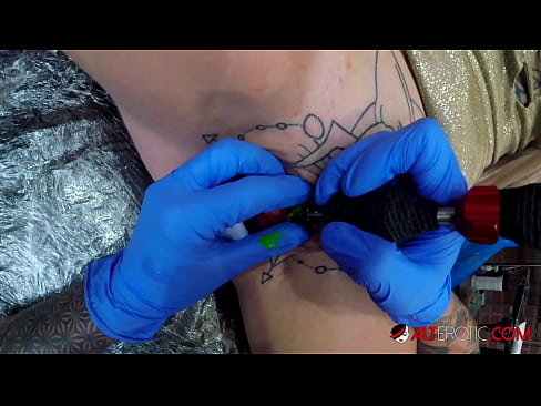 ❤️ Sully Savage, o bunăciune extrem de tatuată, și-a făcut un tatuaj pe clitorisul ei ️❌ at us ❌